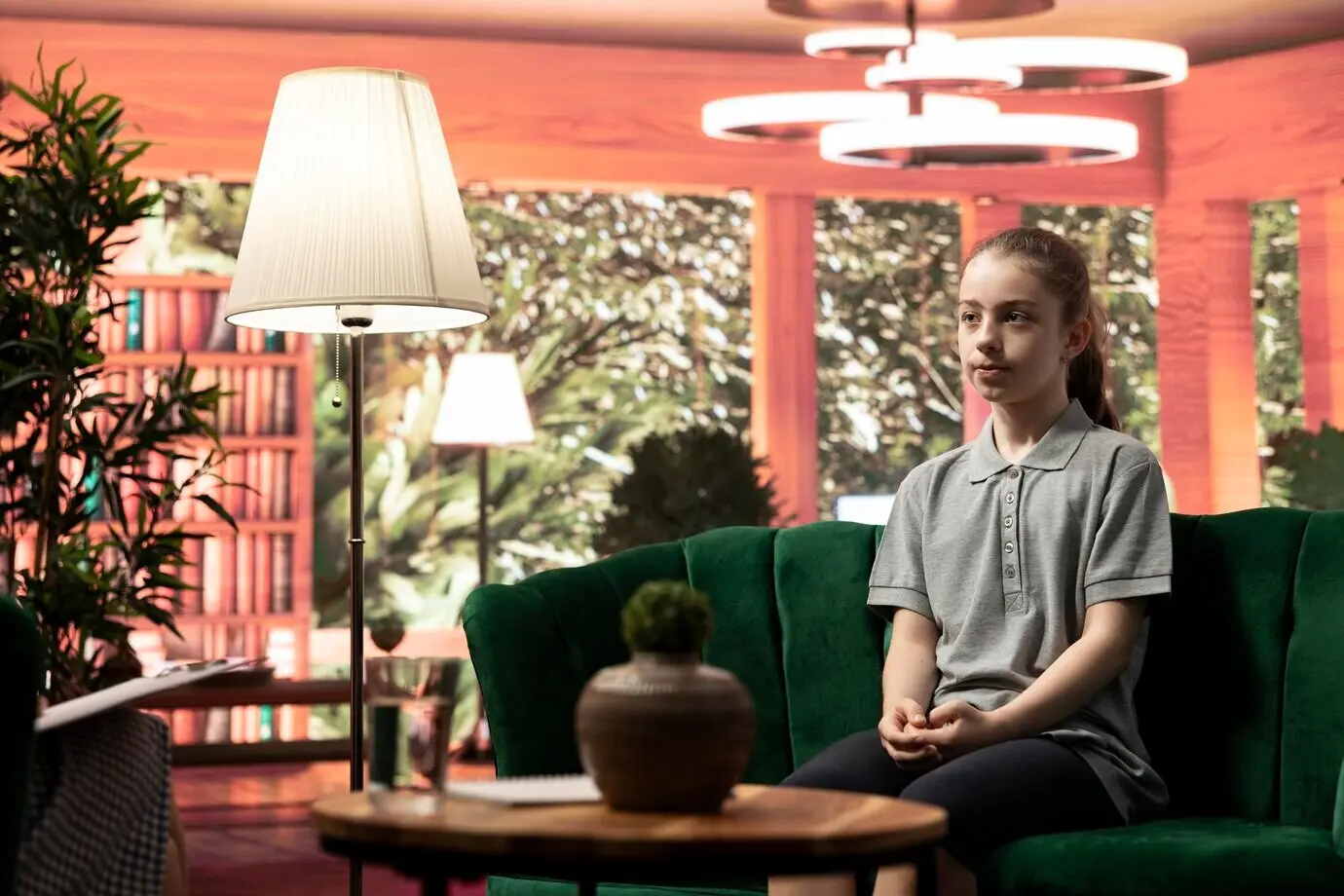 Teenager in einer Beratungssitzung mit Fokus auf den Umgang mit Emotionen