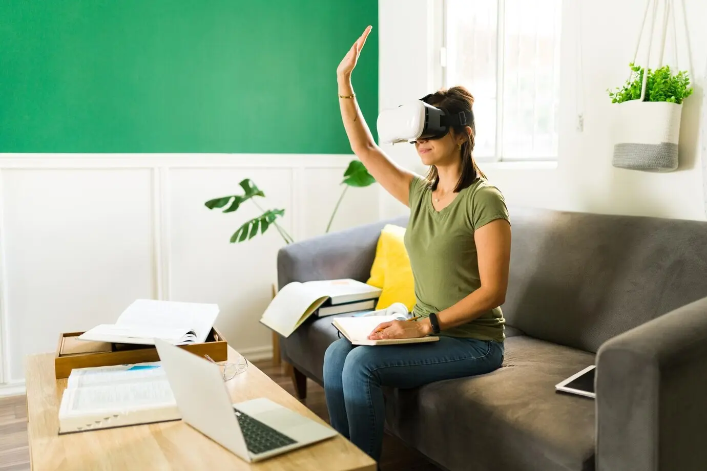 Ich habe eine Frage. Eine kluge Studentin mittleren Alters hebt die Hand, um in ihrem Virtual-Reality-Kurs einem Universitätsdozenten ihre Meinung mitzuteilen.