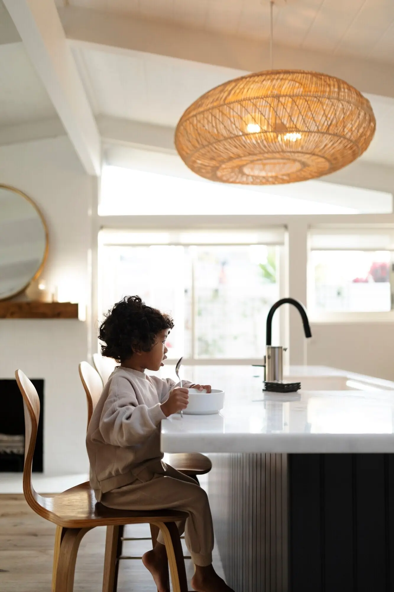 Nahaufnahme eines schwarzen Kleinkinds beim Essen.